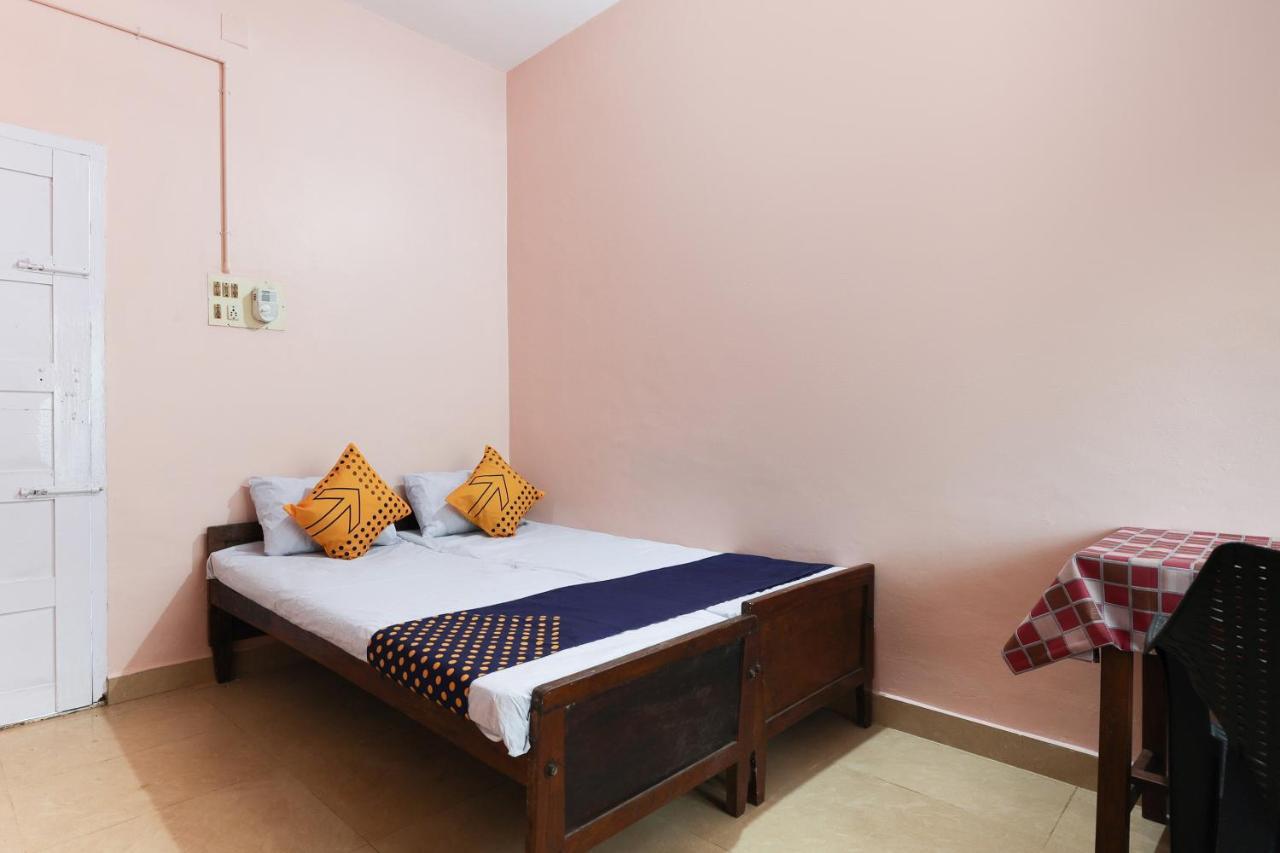 Vaccinated Staff- Spot On 68111 Jeena Motels Kollam Room photo